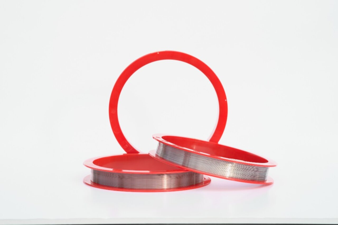 Liegende rote Lieferspulen mit Laser-Schweißdraht