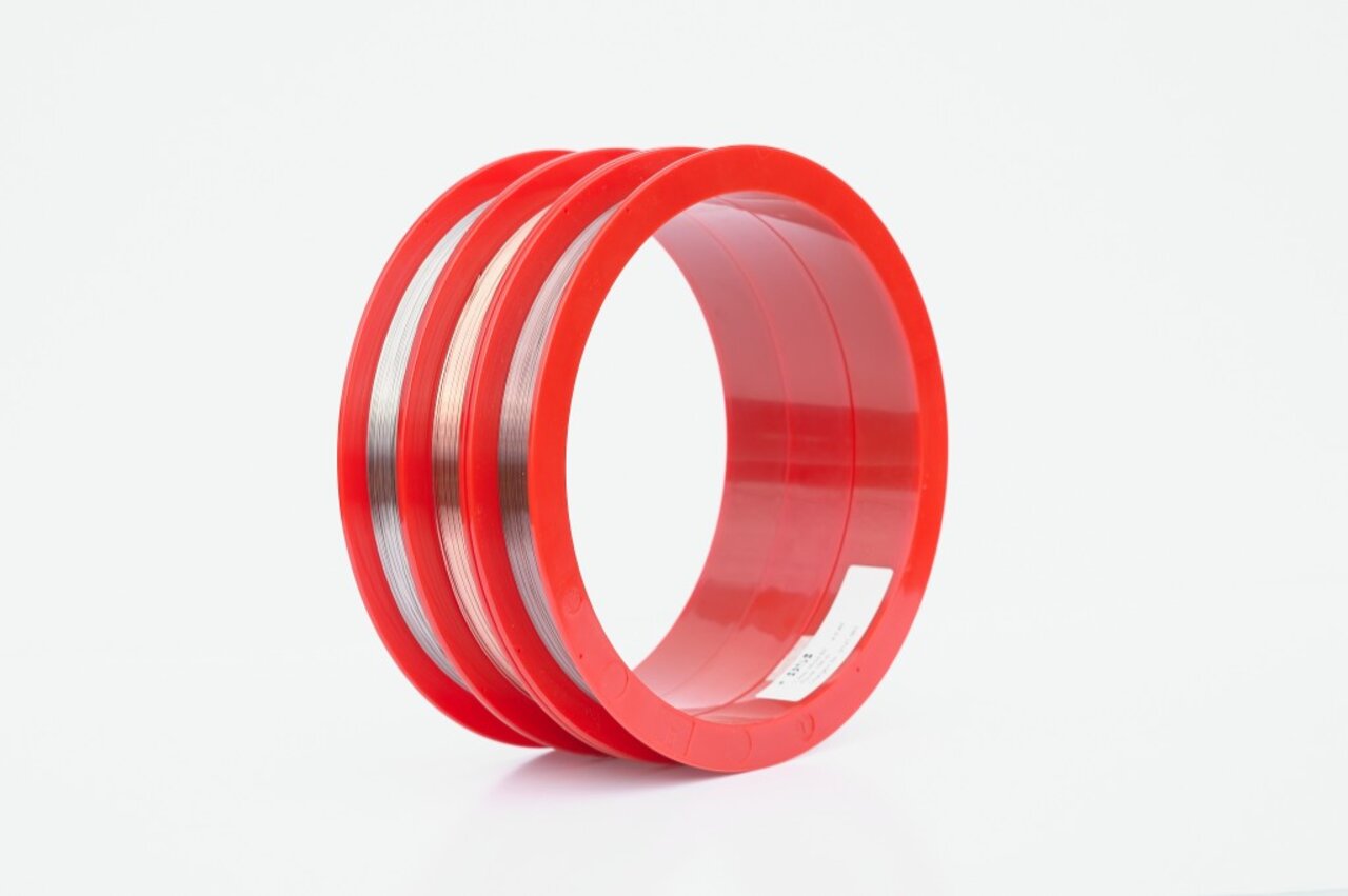 Drei rote Lieferspulen mit feinem Laser-Schweißdraht