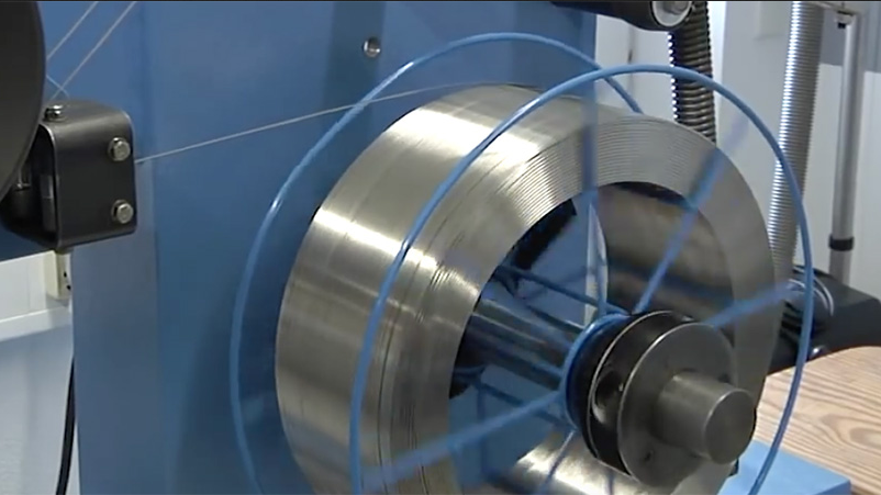 Moderne Drahtfertigung mit zahlreichen Spulen hochwertiger Schweißdrähte